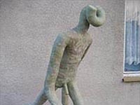 Polaminování skeletu sochy muže