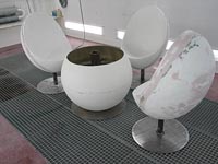 Skořepiny tří křesel a podnože stolu