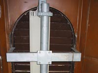 Lamelová okna na zvonici kostela