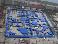 Zrcadlově otočený rám složený nanečisto na nádvoří