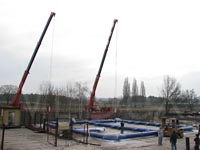 Zkušební zavěšení rámu pomocí dvojice jeřábů v Neratovicích