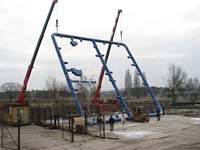 Zkušební zavěšení rámu pomocí dvojice jeřábů v Neratovicích