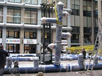 Sestavování rámu na podlaze atria