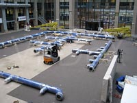 Sestavování rámu na podlaze atria