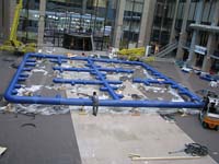 Sestavování rámu na podlaze atria