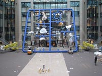 Vytahování do závěsů na konzolách pomocí řetězových zvedáků a dvojice elektrických vozíků