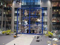 Vytahování do závěsů na konzolách pomocí řetězových zvedáků a dvojice elektrických vozíků