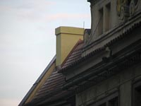 Falešný komín nad Zámeckými schody